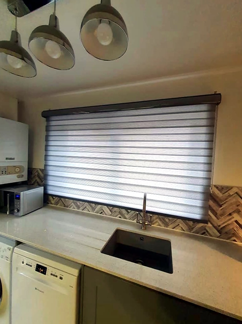 Day and night roller blind with alternating bands, fitted above a kitchen sink